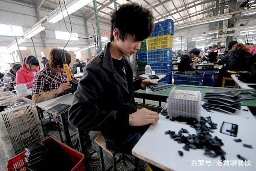 低學(xué)歷年輕人 餐廳服務(wù)員與流水線的抉擇，何者更優(yōu)？
